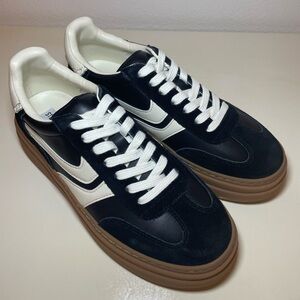 Steve Madden Sneakers Brand New Black and White Size 8